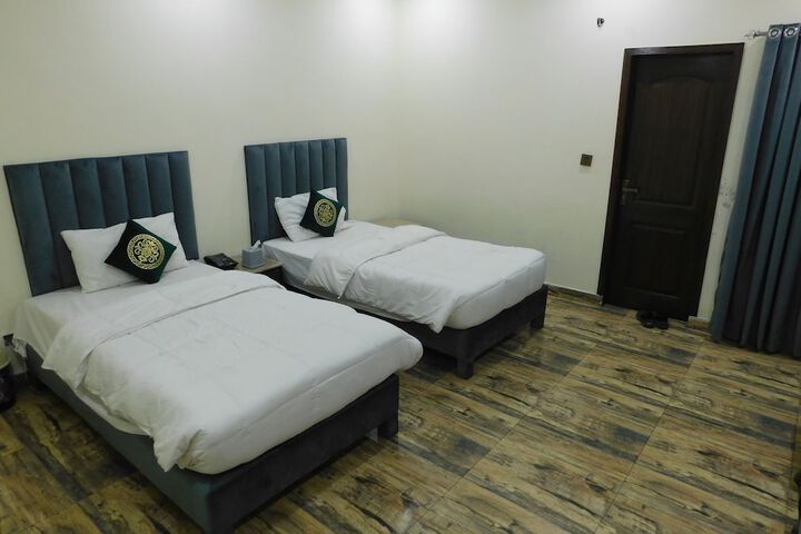 Room 6 of 9