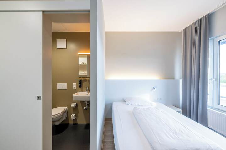 Room 15 of 42