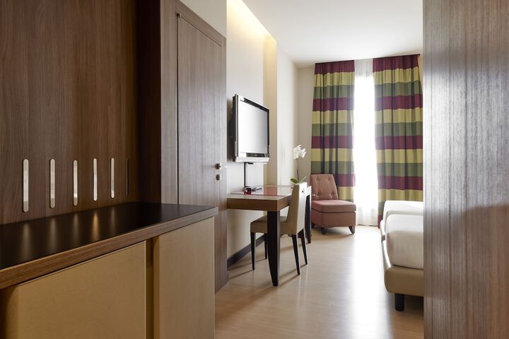 Room 9 of 33