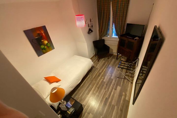 Room 18 of 46