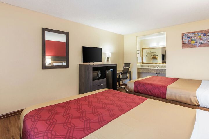 1 Queen Bed (16 of 22)
