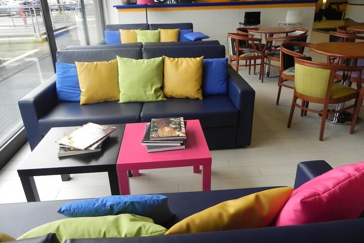 Lounge 79 of 97