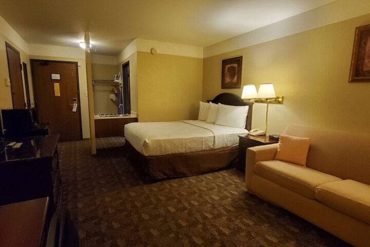 1 King Bed (5 of 9)