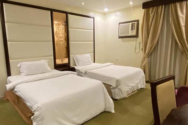Room 4 of 80