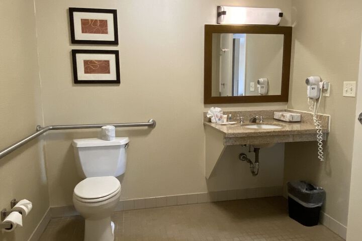 2 Queen Beds Business Room Accessible (2 of 13)