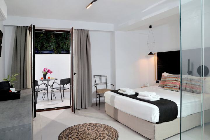Room 32 of 102