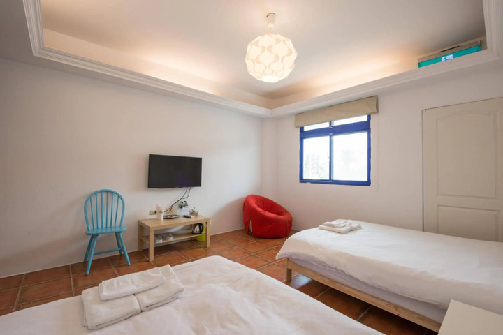 Room 5 of 12