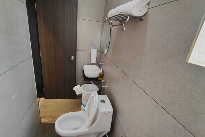 Room 6 of 11