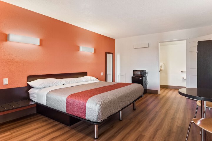 1 King Bed (9 of 13)