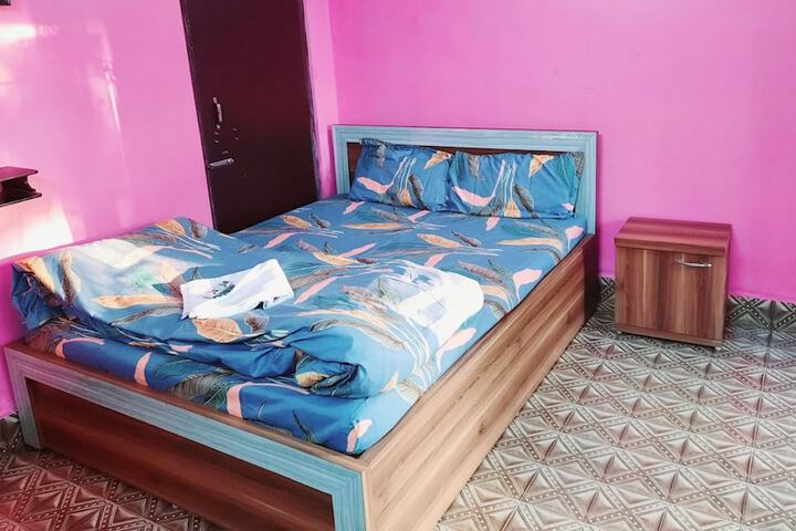 Room 4 of 8
