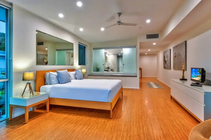 Room 5 of 18