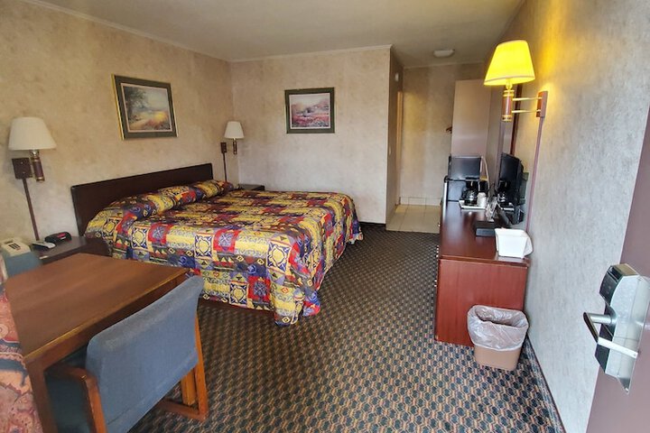 1 King Bed (3 of 5)