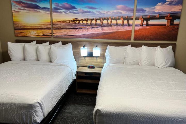 1 Queen Bed (6 of 8)