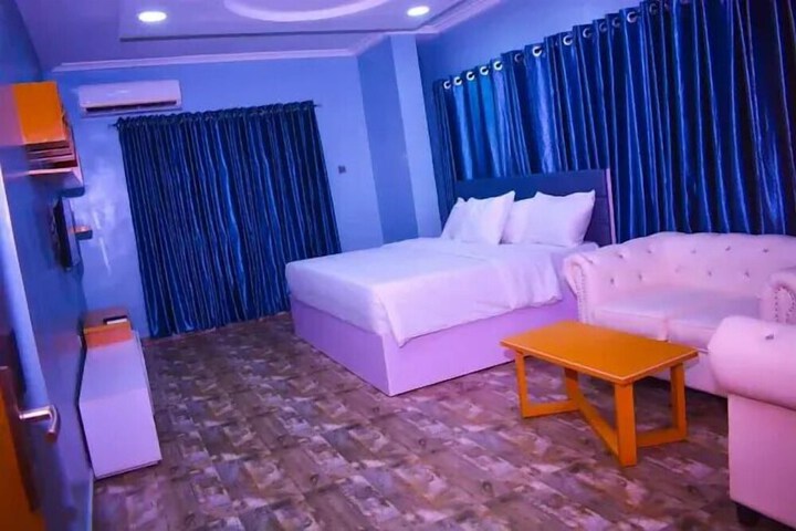 Room 2 of 65