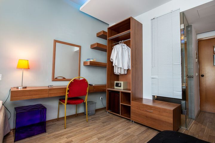 Room 14 of 99