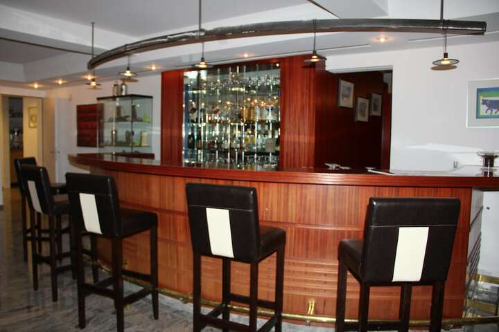 Lounge 23 of 33