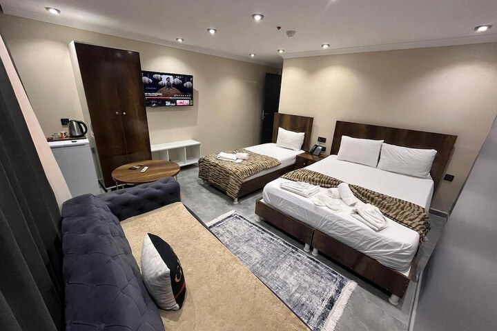 Room 32 of 40
