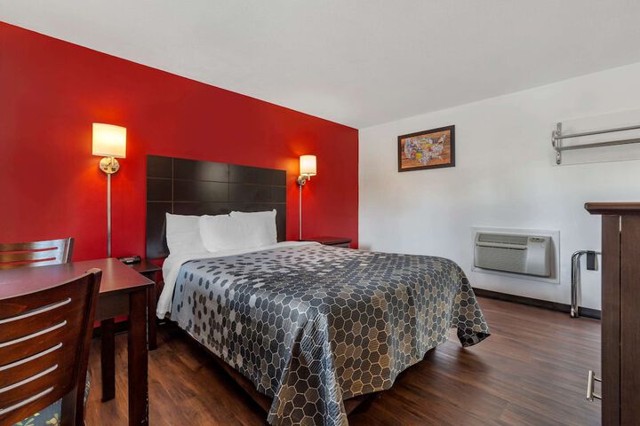 1 Queen Bed (3 of 7)