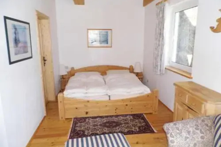 Room 4 of 10
