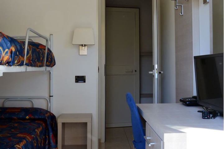 Room 4 of 16