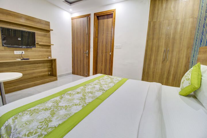 Room 17 of 27