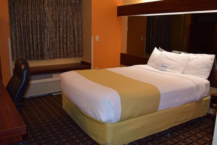 1 Queen Bed (24 of 35)