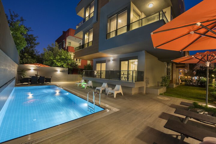 Hotel with Pool