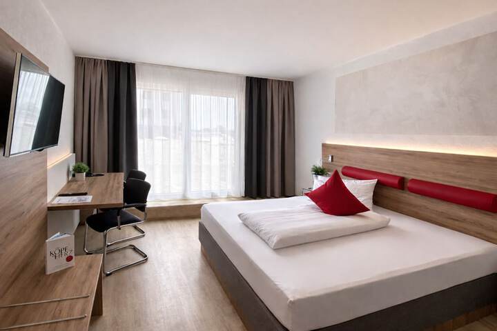 Room 6 of 28