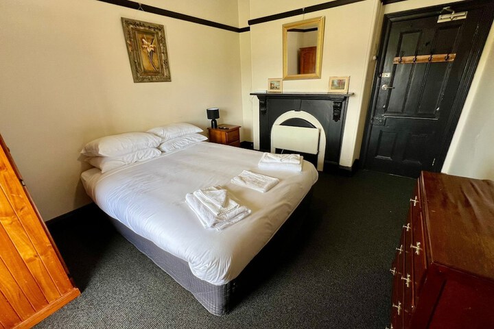Room 4 of 18