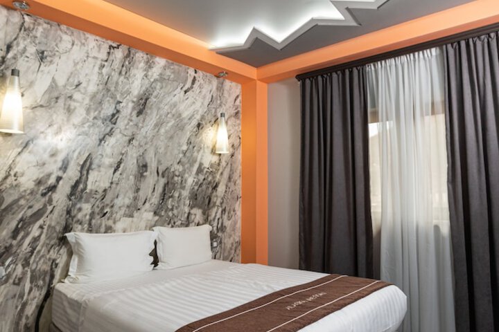 Room 32 of 196