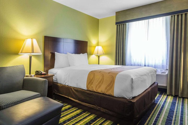 1 Queen Bed (1 of 10)