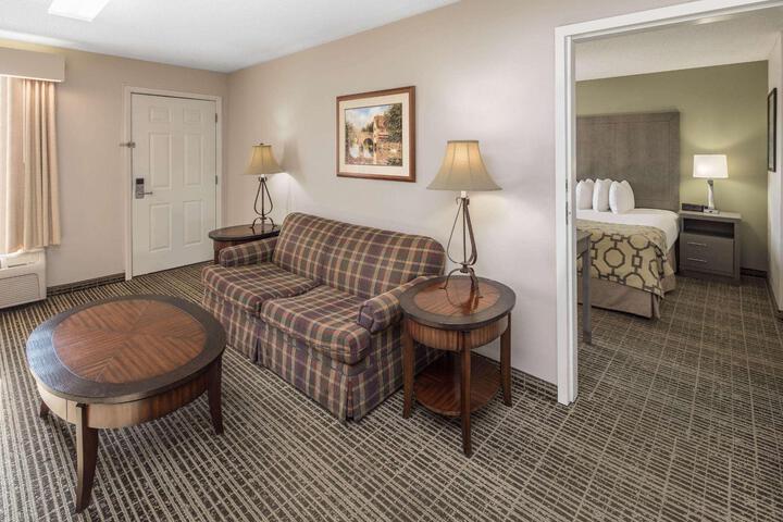 1 King Bed (3 of 7)