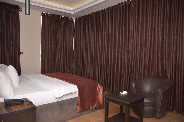 Room 3 of 10