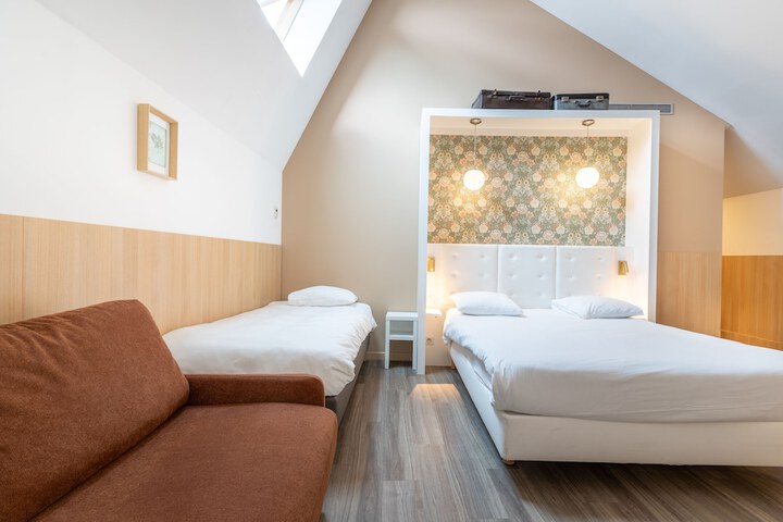 Room 2 of 42