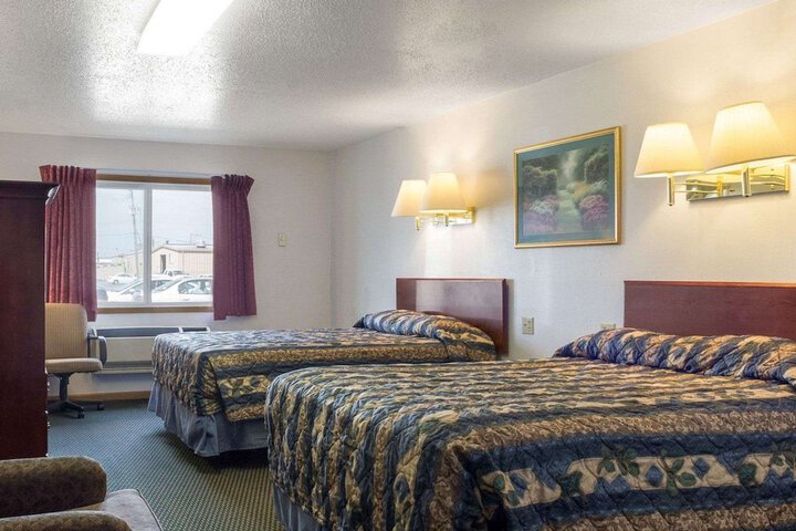 1 Queen Bed (3 of 9)