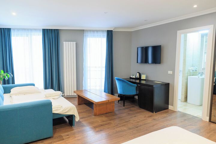 Room 11 of 25