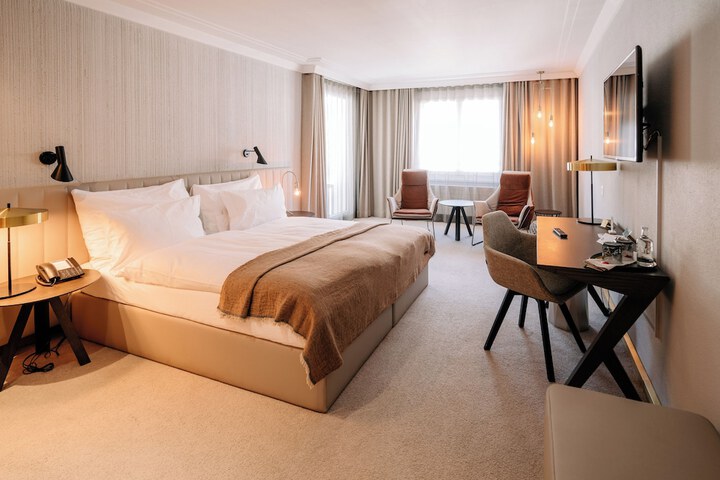 Room 10 of 98