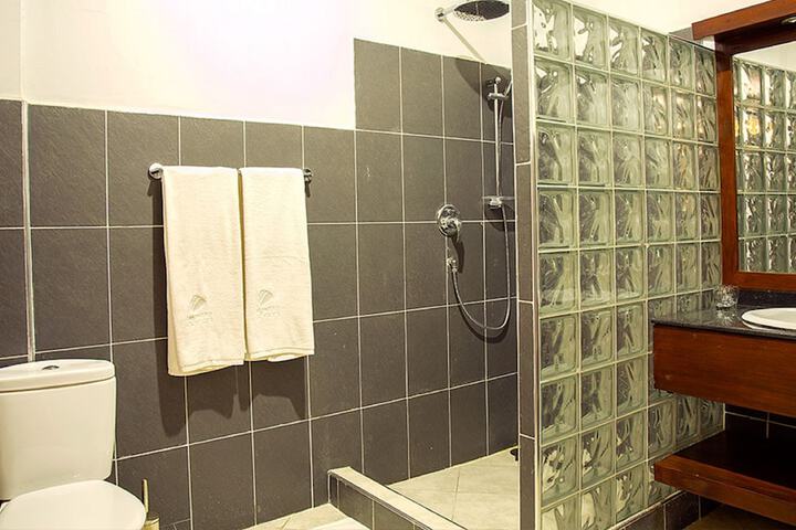 Room 6 of 15