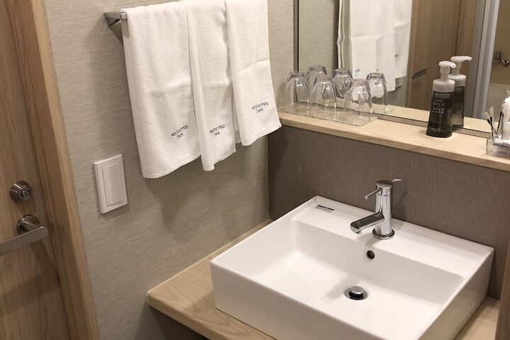 Room 32 of 46