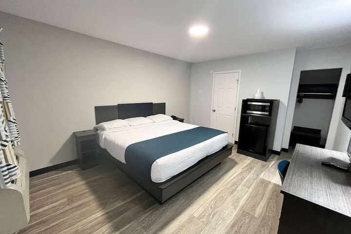 1 King Bed Micfridge (5 of 9)
