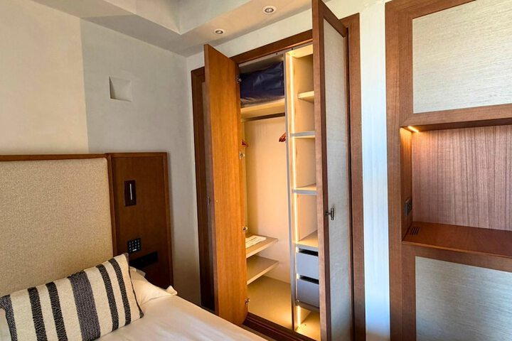 Room 40 of 132
