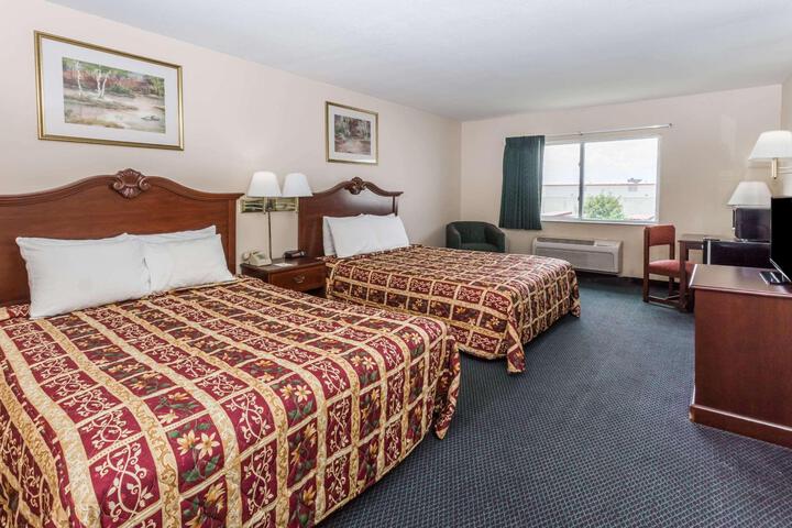 2 Queen Beds (2 of 8)