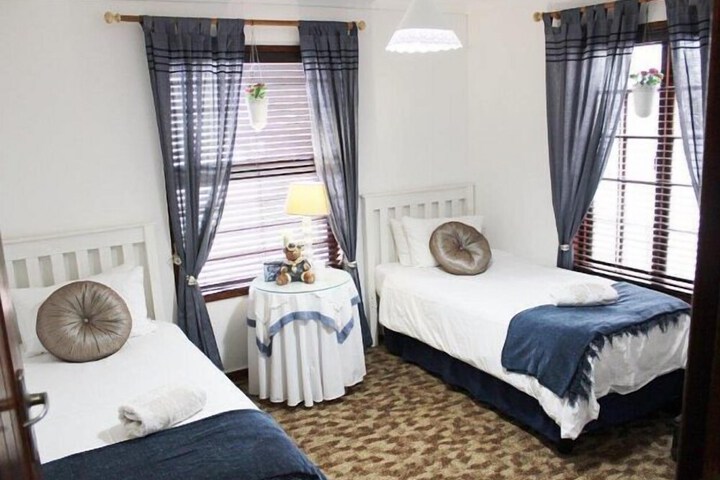 Room 6 of 33