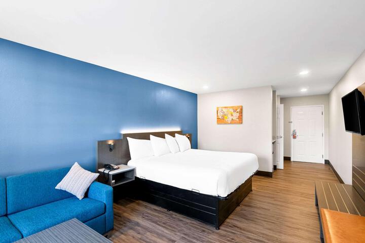 1 Queen Bed (1 of 23)
