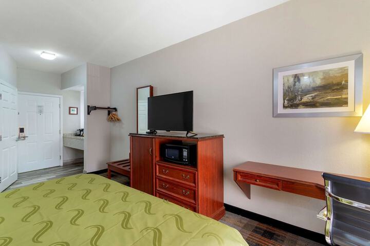 1 King Bed (2 of 18)