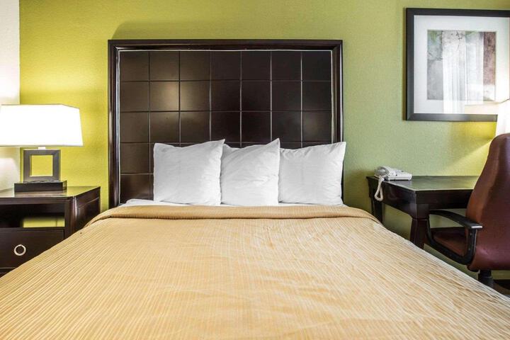 1 Queen Bed (3 of 6)