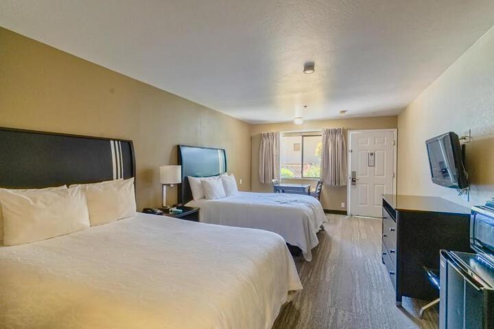 Standard Quadruple Room 2 Queen Beds (17 of 27)
