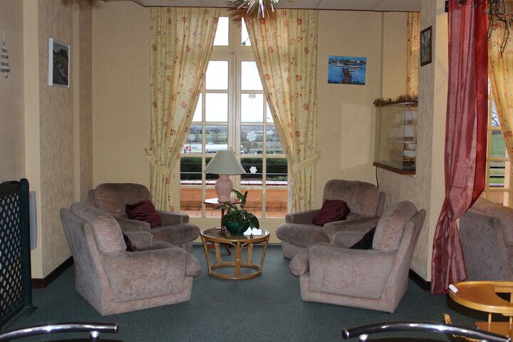 Lounge 33 of 44