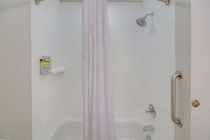 Deep soaking bathtub