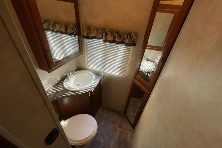 Room 4 of 8